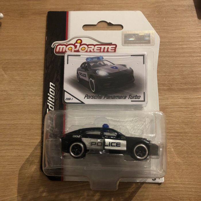 Miniature majorette Porsche Panamera police