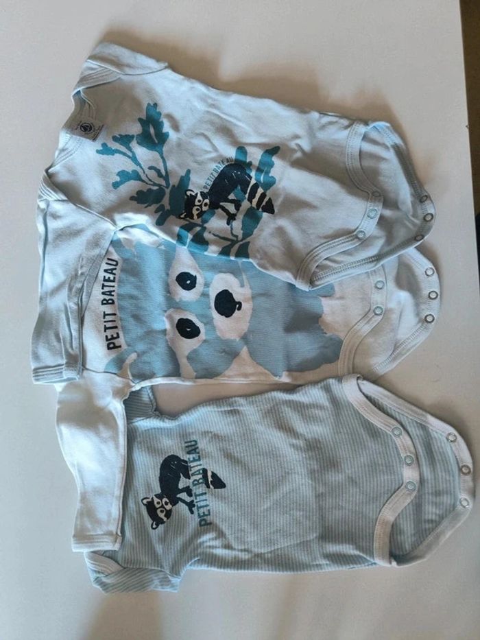 Lot 3 bodies bleu petit bateau 3mois
