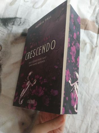Roman Crescendo Hell's Lake Alyxia Fall Adonia collector avec jaspage