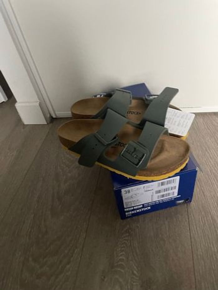 Chaussures sandales de la marque Birkenstock pointure 38 modèle Arizona kids