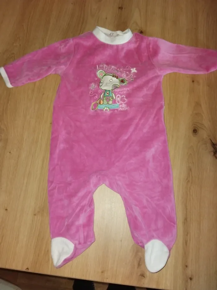 2 pyjamas  velours  taille 3 mois fille - photo numéro 5