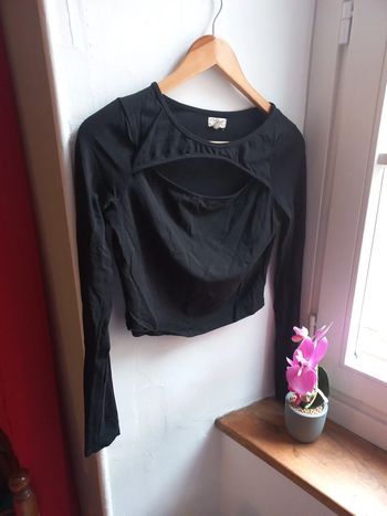 Joli Haut court sexy noir 36/38 décolleté devant