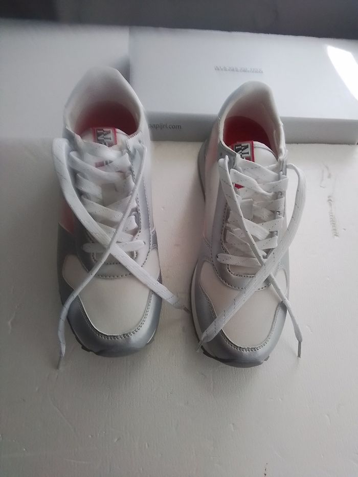 NAPAPIJRI  basket dames.  Neuves. EU 40.