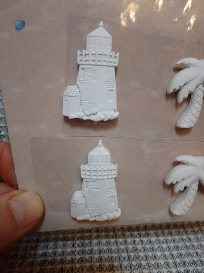 Lot de 4 figurines en résine blanche (2) - photo numéro 3