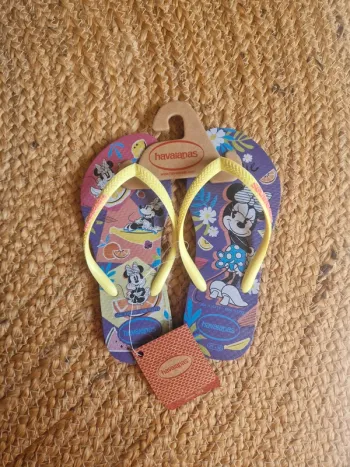 Neuf jolie paire de tong violet motif minnie fille havaianas pointure 31