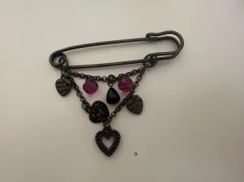 Broche vieilli rose
