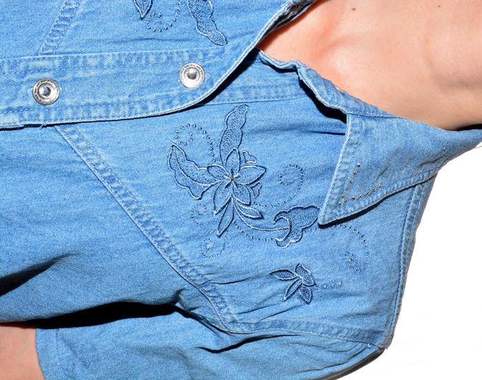 chemise manches courtes bleu jean fluide détail floral au col taille M - photo numéro 6