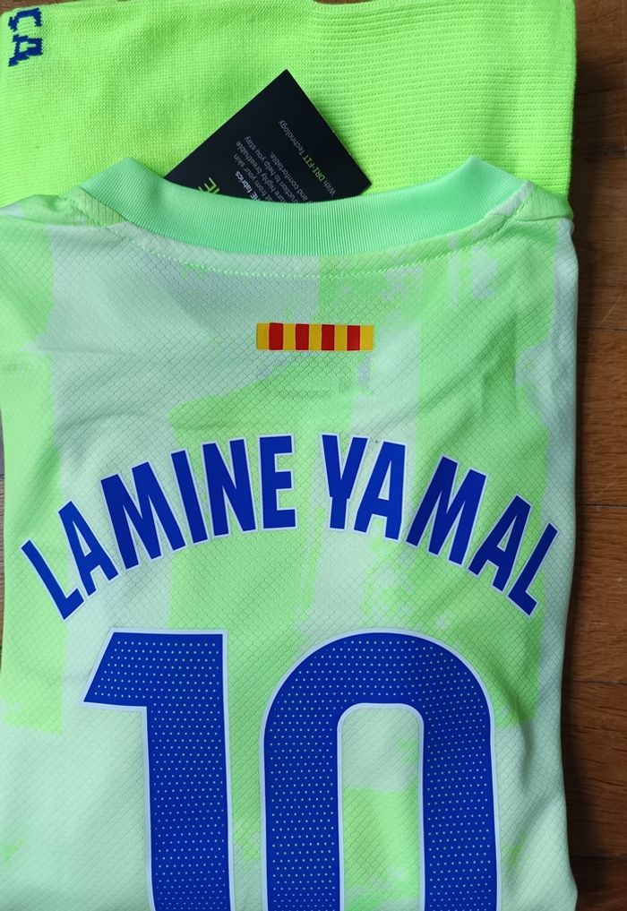 KIT FOOTBALL ENFANT taille 8 ans Maillot BARCELONE vert Away (-2025-patchs-) - photo numéro 5