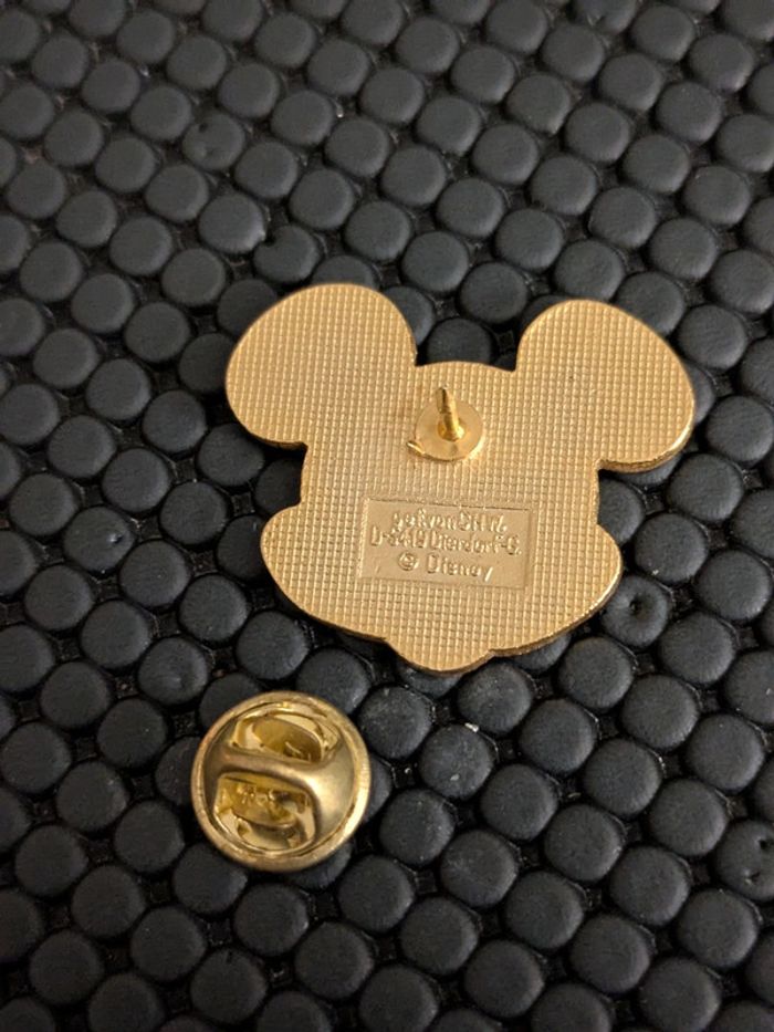 Pin's Disney Tête de Mickey Clin d'œil - photo numéro 2