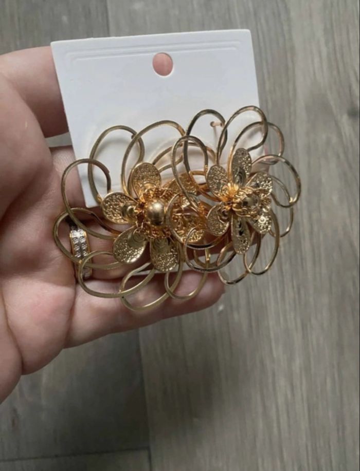 Boucles d’oreilles NEUVES avec étiquette femme forme fleurs couleur doré - photo numéro 5