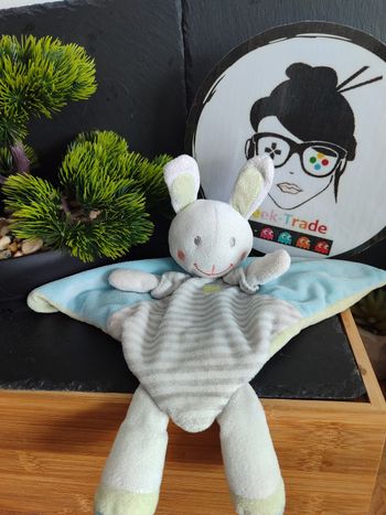 Doudou plat lapin bleu vert Rayures grises blanches Nicotoy Rayure Carré 3138