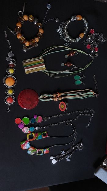 Lot de bijoux marron et multicolore