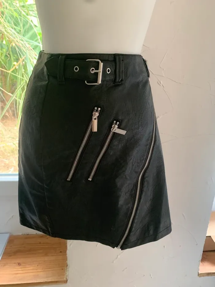 Jupe Camaïeu simili noir taille 38