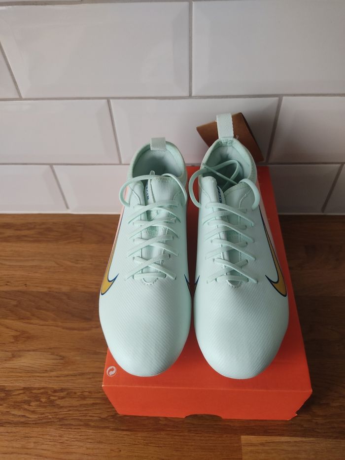 Crampons Nike T 36.5 - photo numéro 3