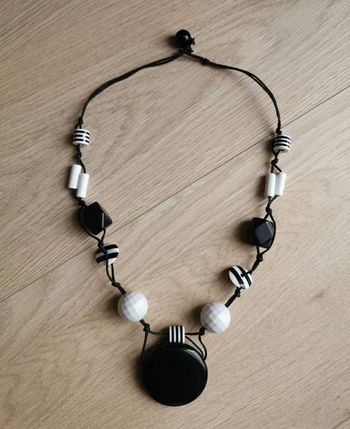 Collier grosses perles blanches noires