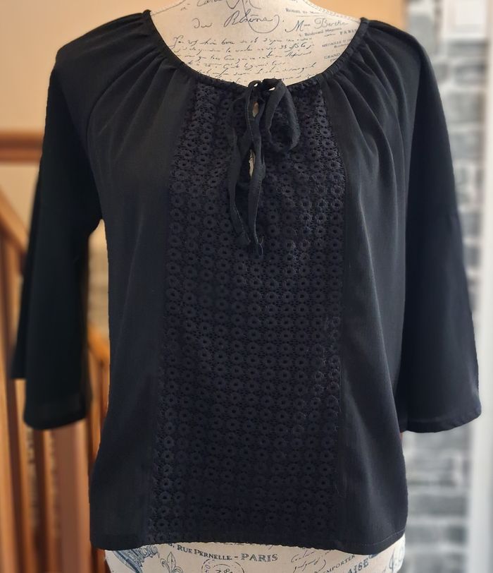 Blouse noire fluide avec le devant en dentelle ajourée - photo numéro 1