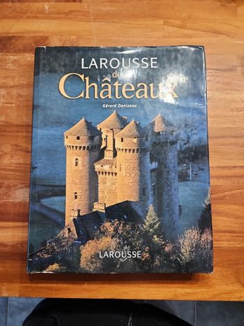Livre : Larousse des Chateaux