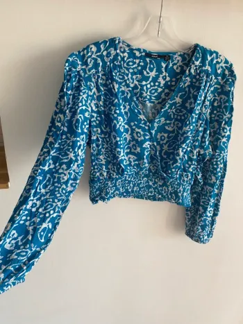 Blouse courte en cache cœur kiabi bleu et blanc