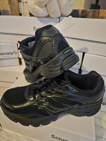 SAUCONY Omni9  noir taille 42 neuves
