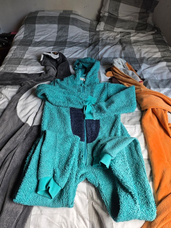 Lot pyjamas combinaisons - photo numéro 3