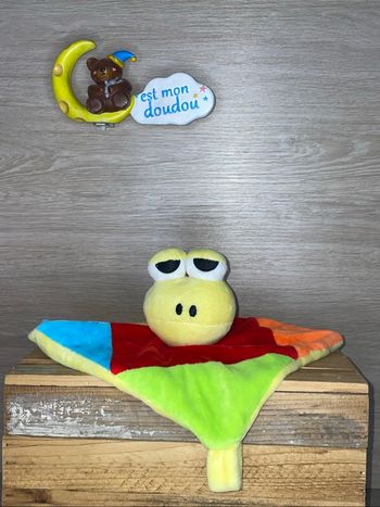 DOL190 doudou grenouille 🐸 tricot rayé