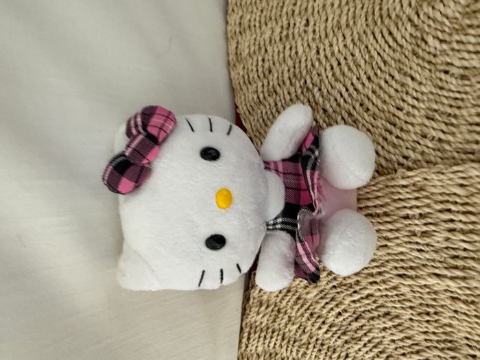 Peluche Hello Kitty TY Sanrio robe à carreaux rose