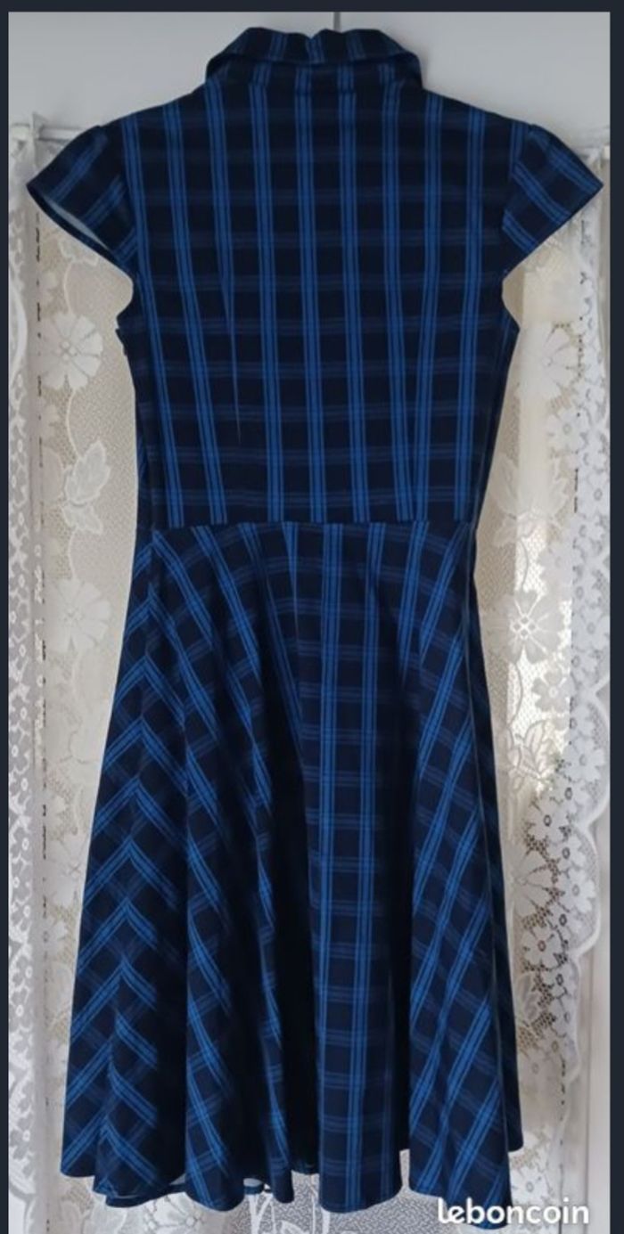 Robe bleue à carreaux, boutons blancs en forme de coeur - photo numéro 2