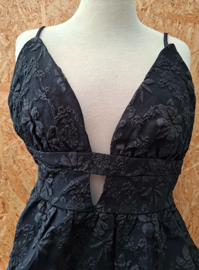 Robe décolleté V avec dos ouvert - photo numéro 3