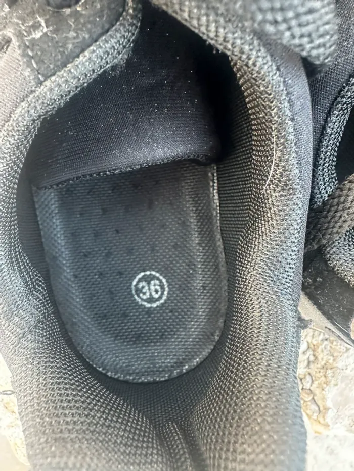 Baskets noires avec détails dorés – Pointure 36 - photo numéro 3