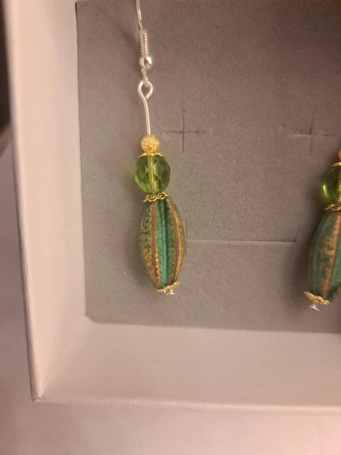 Boucles d'oreilles pendante vertes doré - photo numéro 4