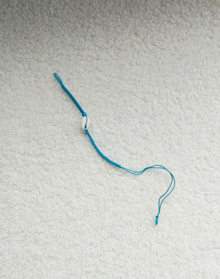 Bracelet bleu et coquillage blanc neuf