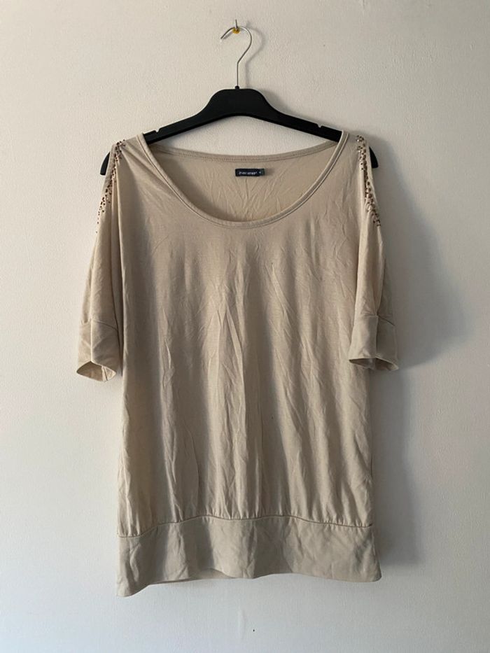 Tee-shirt beige à épaule nue