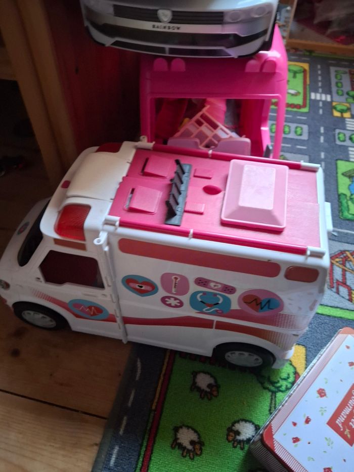 Lots voitures plus barbies - photo numéro 4