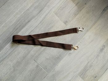 Bandoulière en tissu marron et crochets dorés