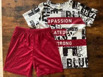 Ensemble short rouge et teeshirt à écritures noires et blanches