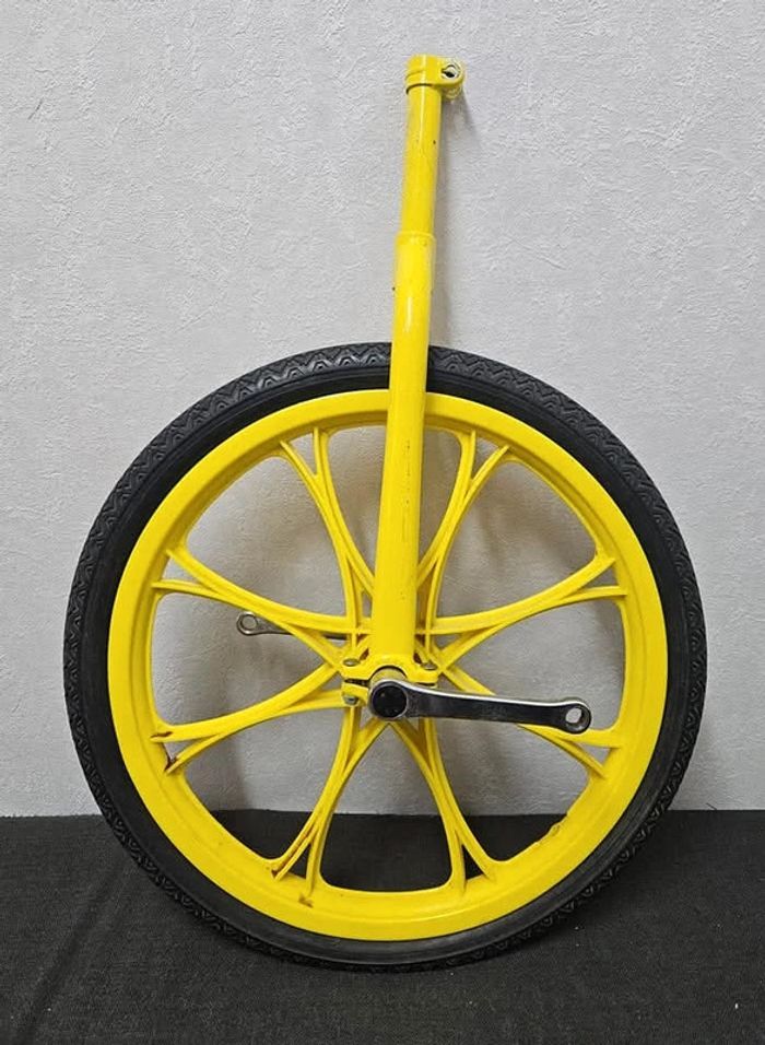 Monocycle.
Muler.
En l'état.
Pneu à regonfler ou à changer.
Manque selle et pédales.