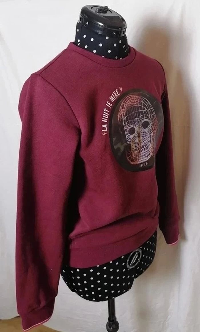 Sweat rouge Bordeaux motif lenticulaire tête de mort / casque IKKS - photo numéro 4