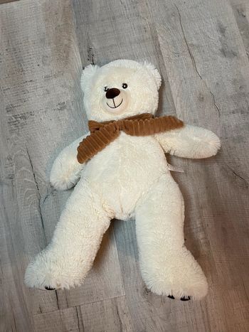 Très joli ours en peluche tout doux