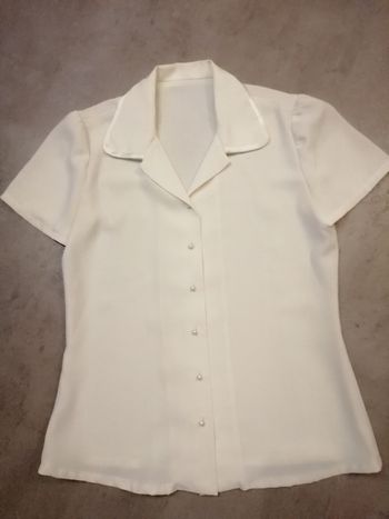 Chemisier blanc cassé manches courte fait par une couturière