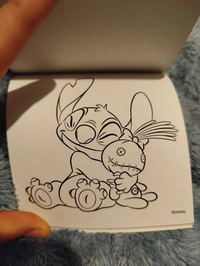 Petit livre de coloriage Disney Stitch - photo numéro 2