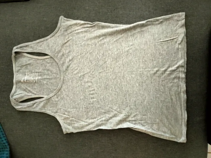 Lot de débardeurs et tee-shirt - photo numéro 3