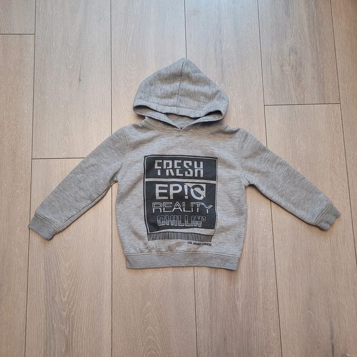 Sweat gris et noir. Garçon 3 ans. Marque Primark