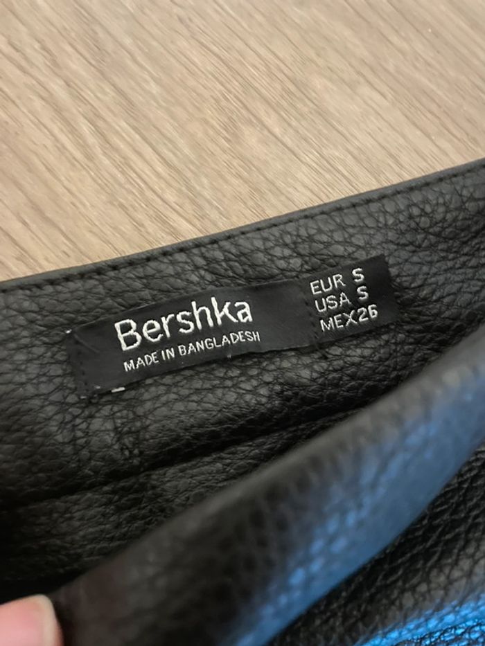 Jupe noire taille haute similicuir Bershka taille S très bon état - photo numéro 3