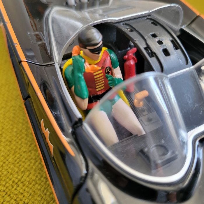 Batmobile  et 2 figurines - photo numéro 5