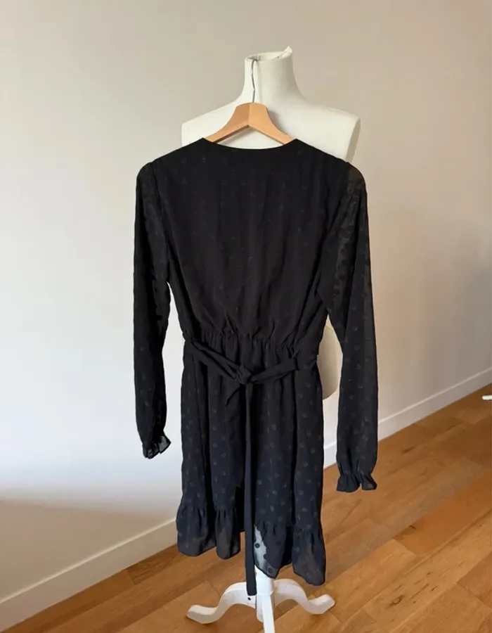 Jolie robe noir effet croisé S/M - photo numéro 2