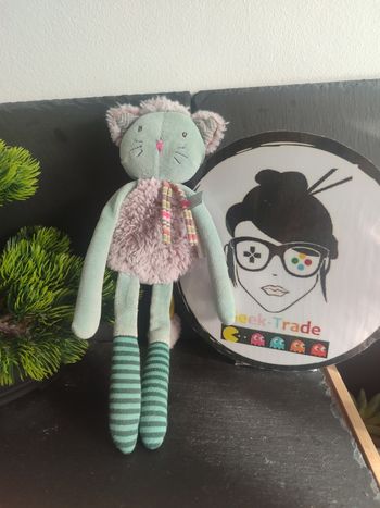 doudou peluche Moulin Roty Les Pachats grelot vert 25 cm rayé gris écharpe Jaune