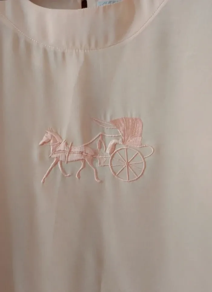 Blouse Azzuris t.38
Broderie calèche, vintage made in France - photo numéro 2