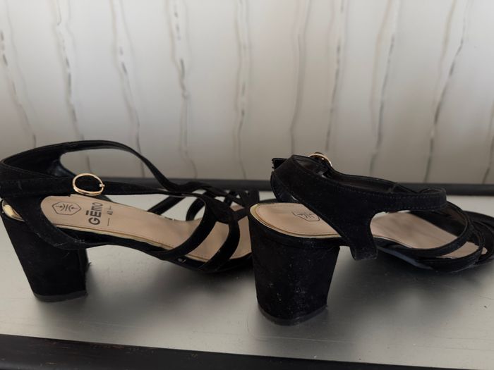 paire de chaussures ouverte - photo numéro 2