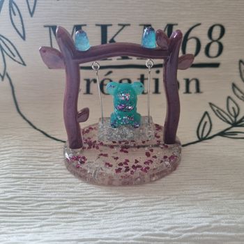 Ourson sur sa balancelle