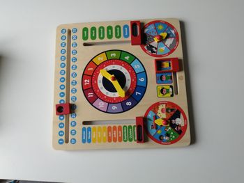horloge calendrier en bois 